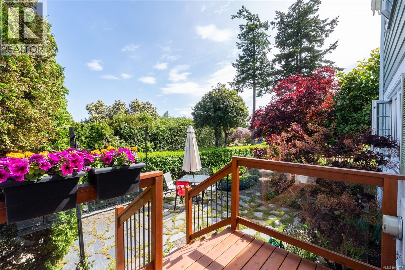  2320 Hollyhill Place, Saanich