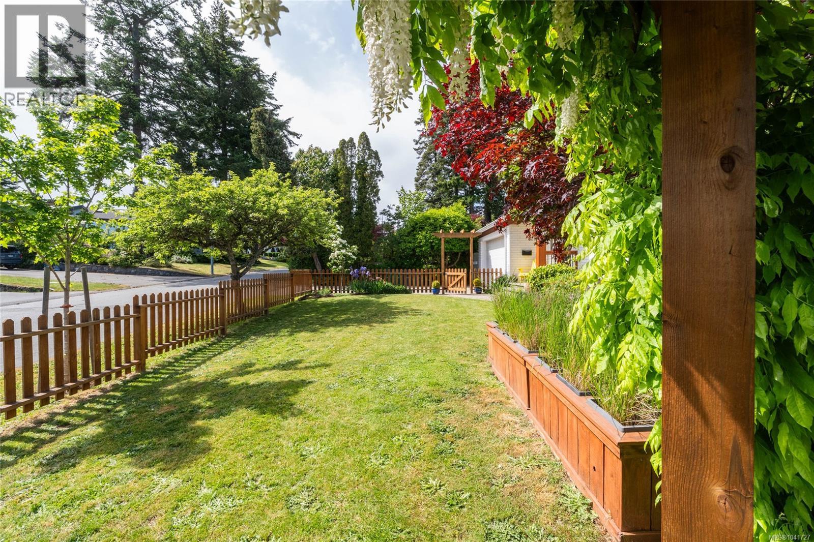  2320 Hollyhill Place, Saanich