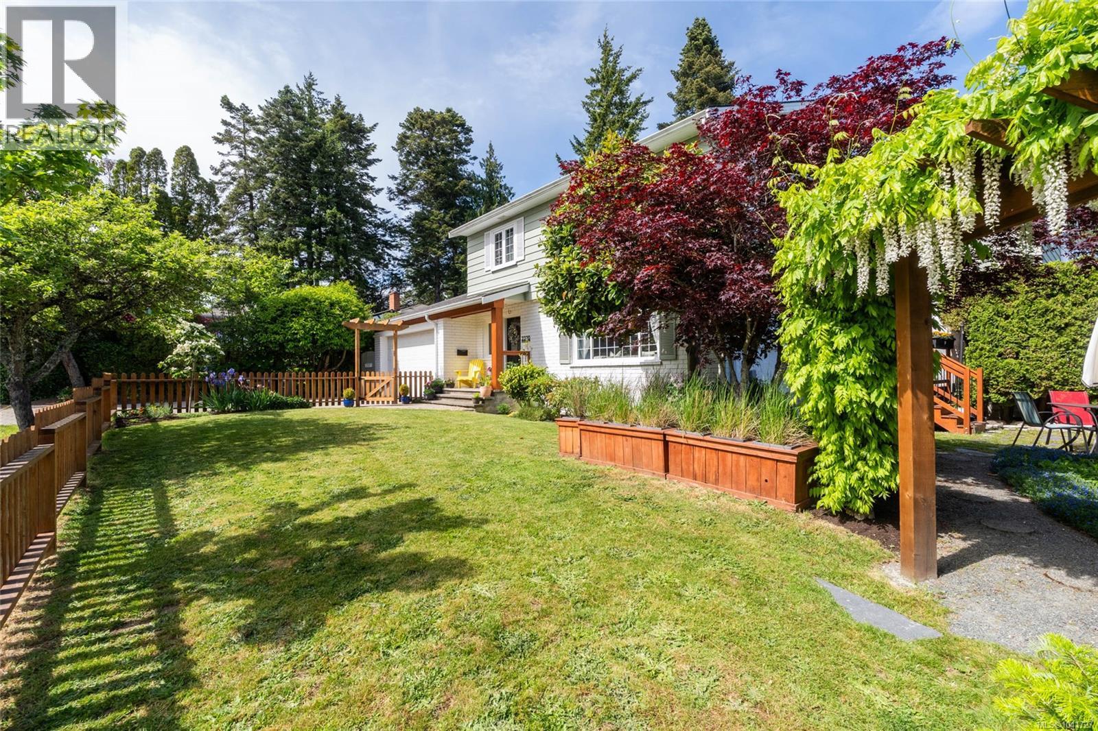  2320 Hollyhill Place, Saanich
