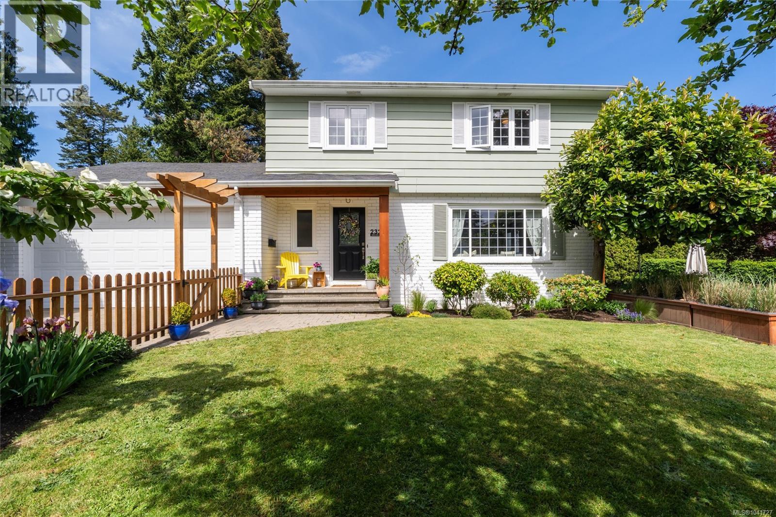  2320 Hollyhill Place, Saanich