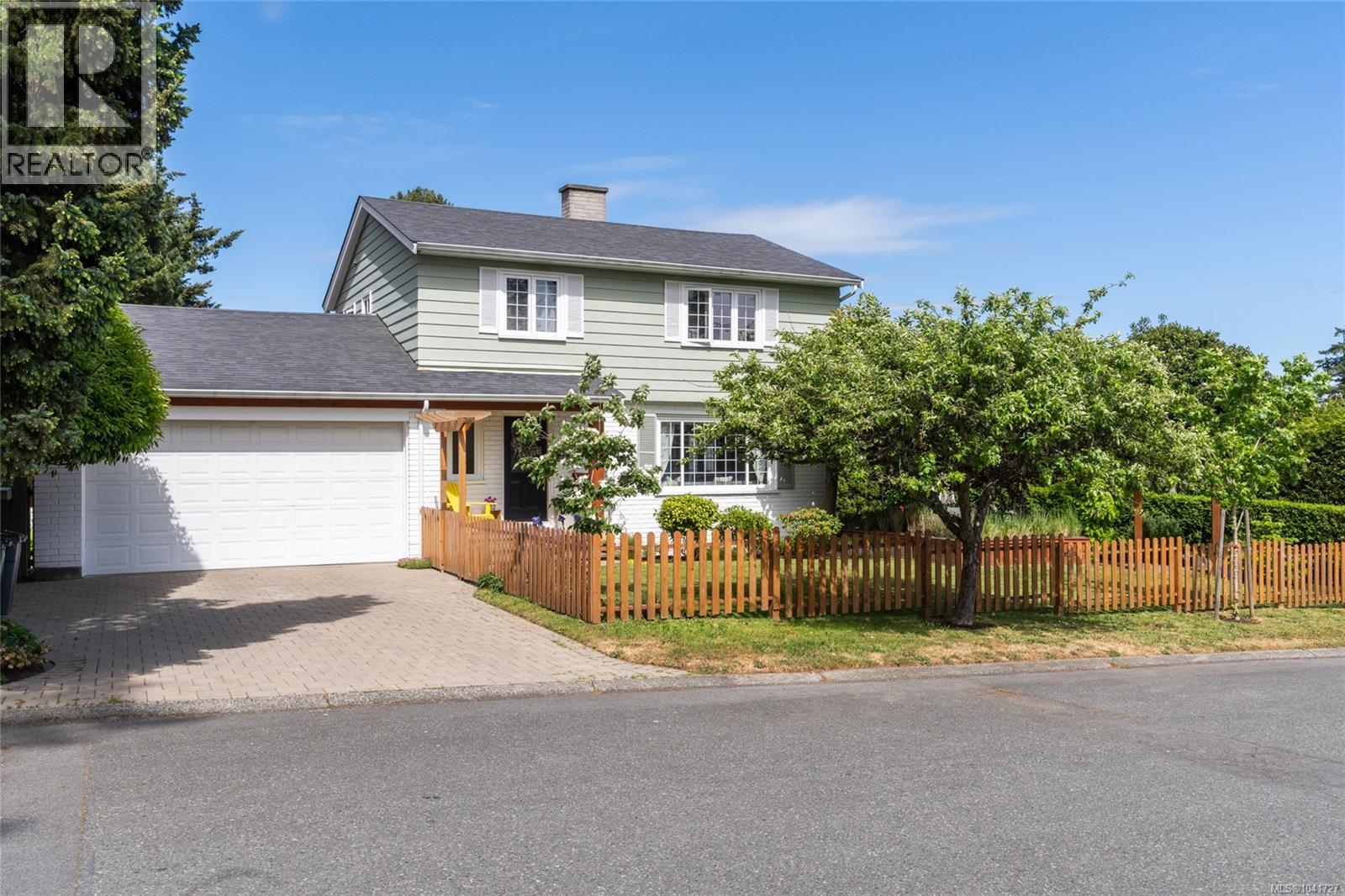  2320 Hollyhill Place, Saanich