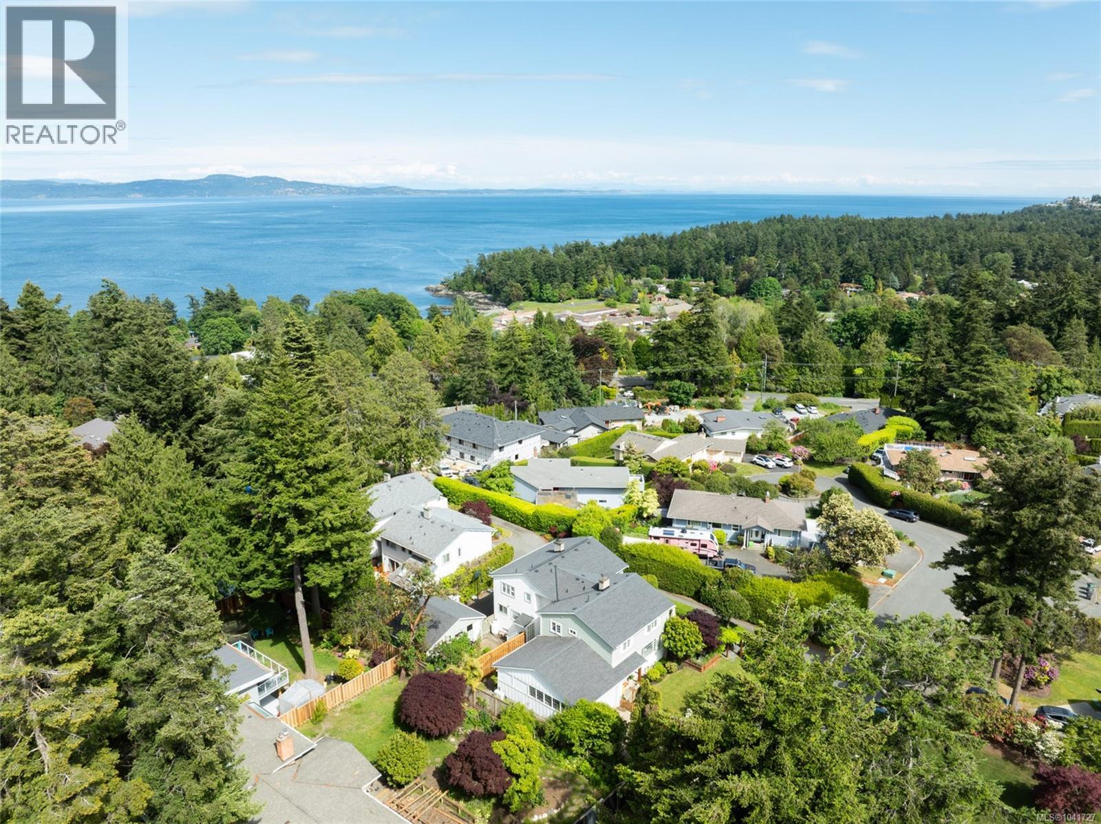  2320 Hollyhill Place, Saanich