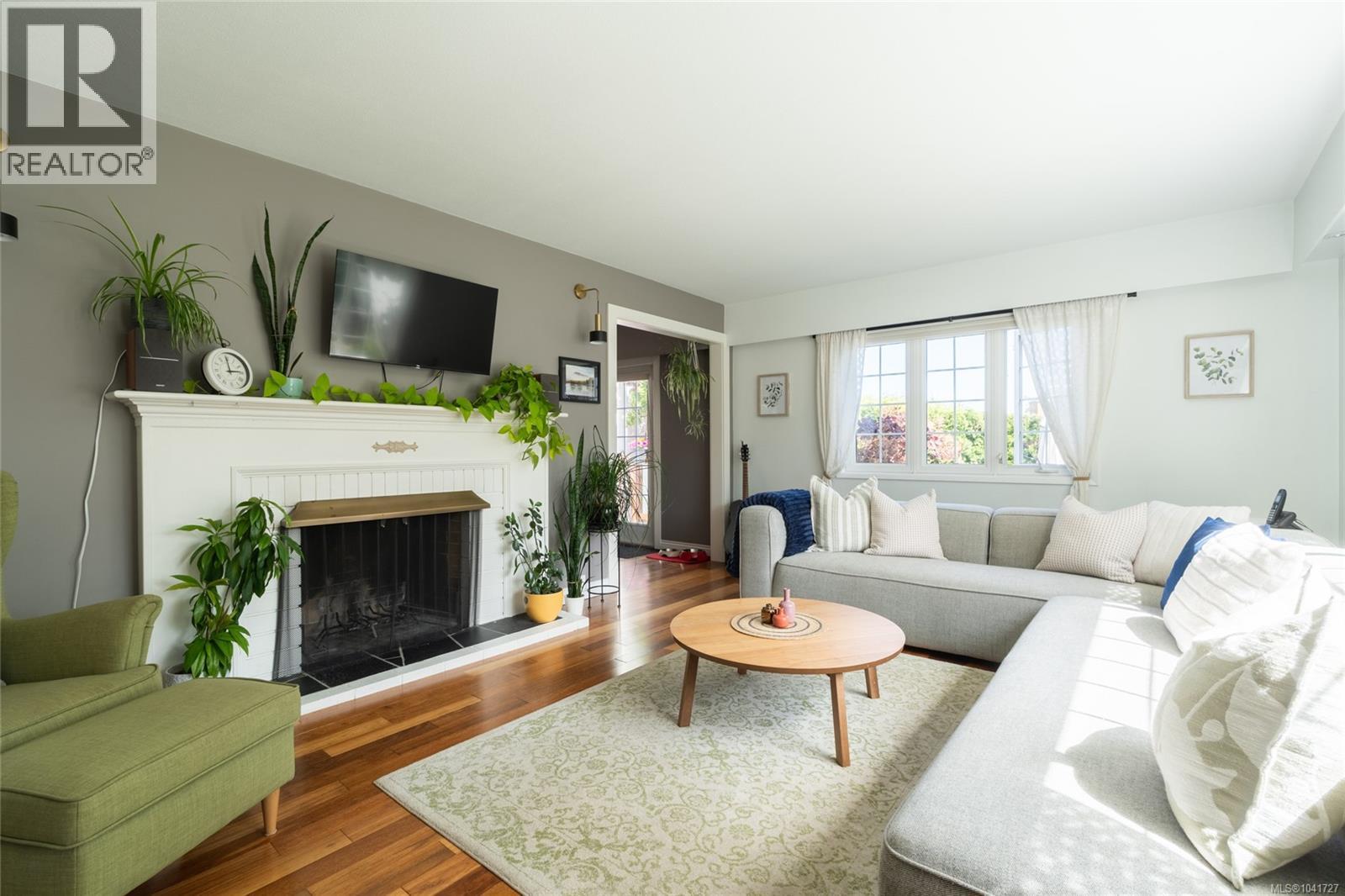  2320 Hollyhill Place, Saanich