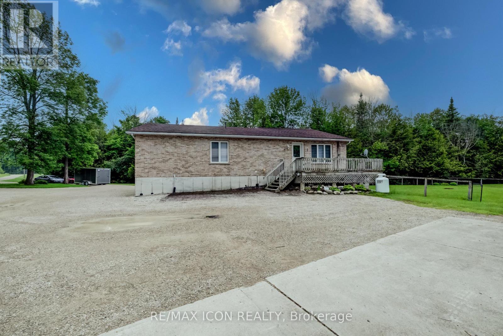 7298 8 SIDE ROAD W - 40