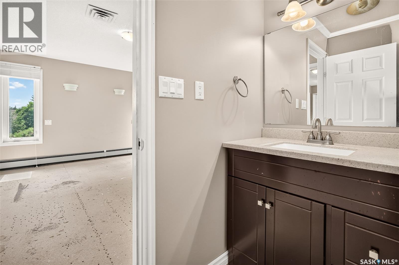 1309 Regal CRESCENT - 35