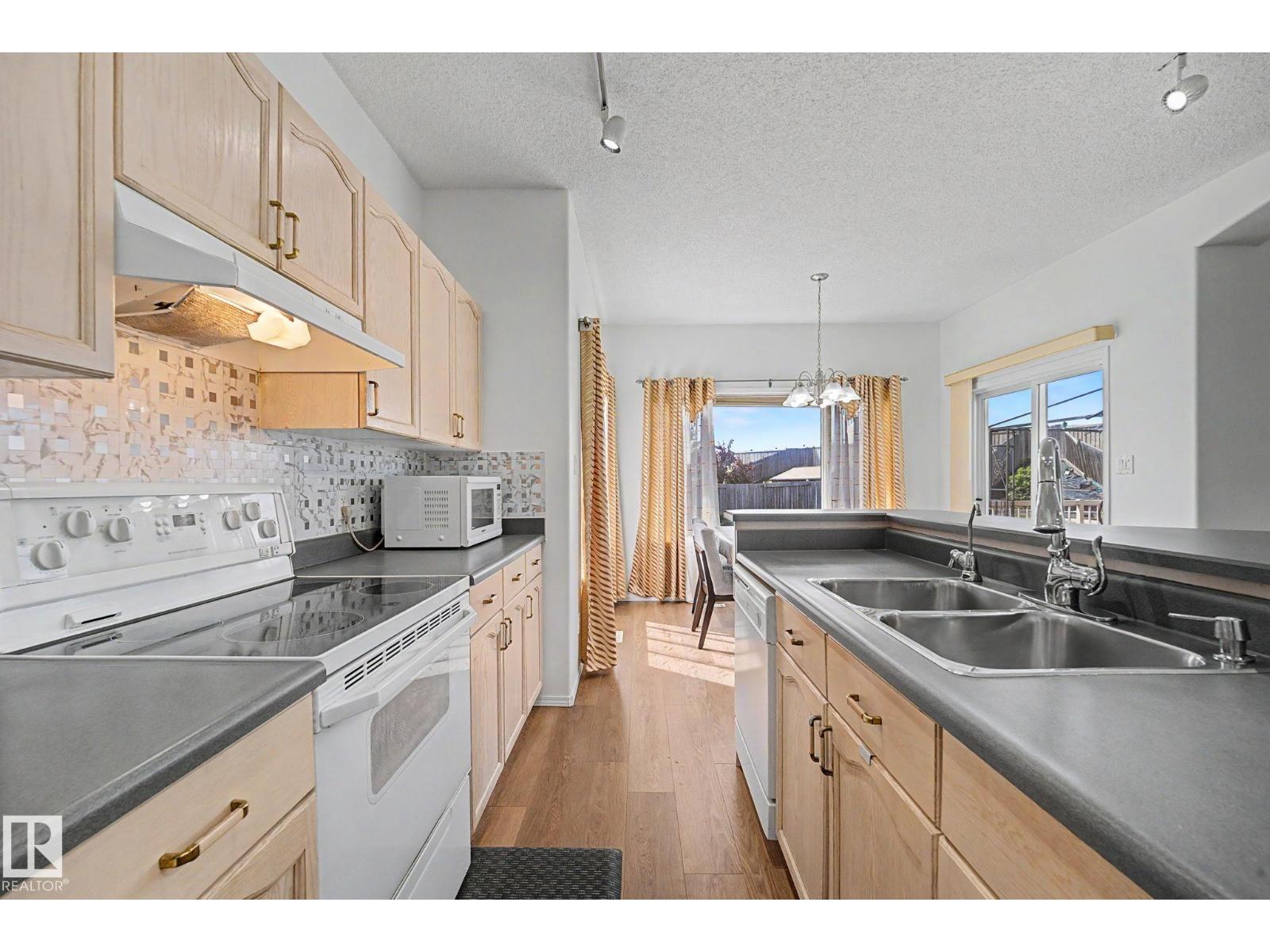 262 DUNVEGAN RD NW - 19