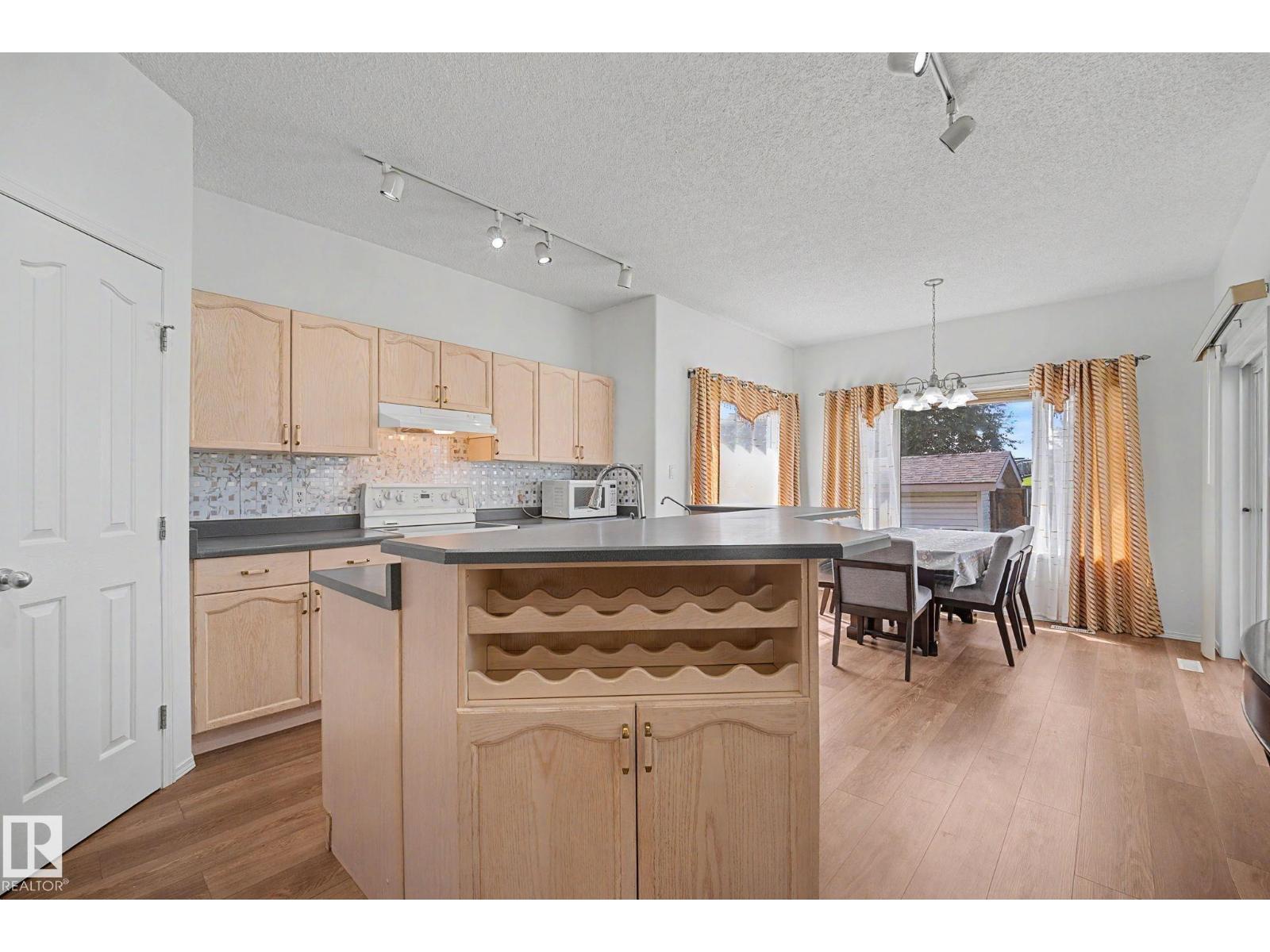262 DUNVEGAN RD NW - 11