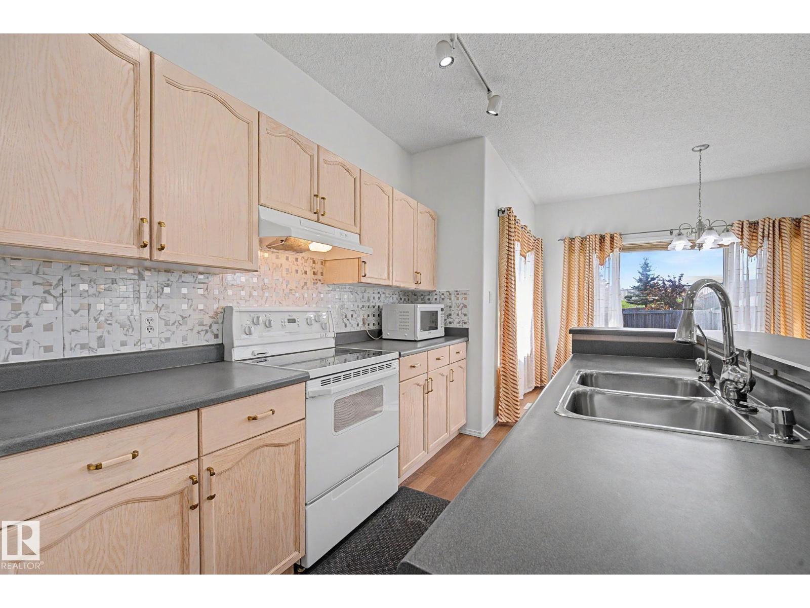 262 DUNVEGAN RD NW - 18
