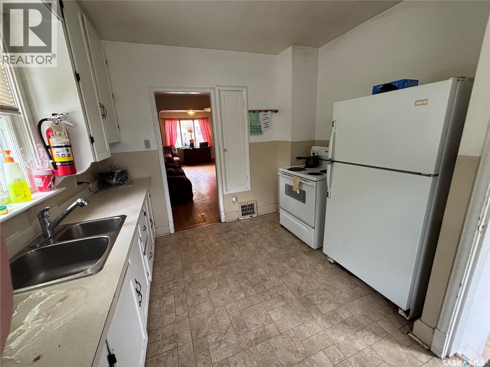 230 10th STREET E — photo 9