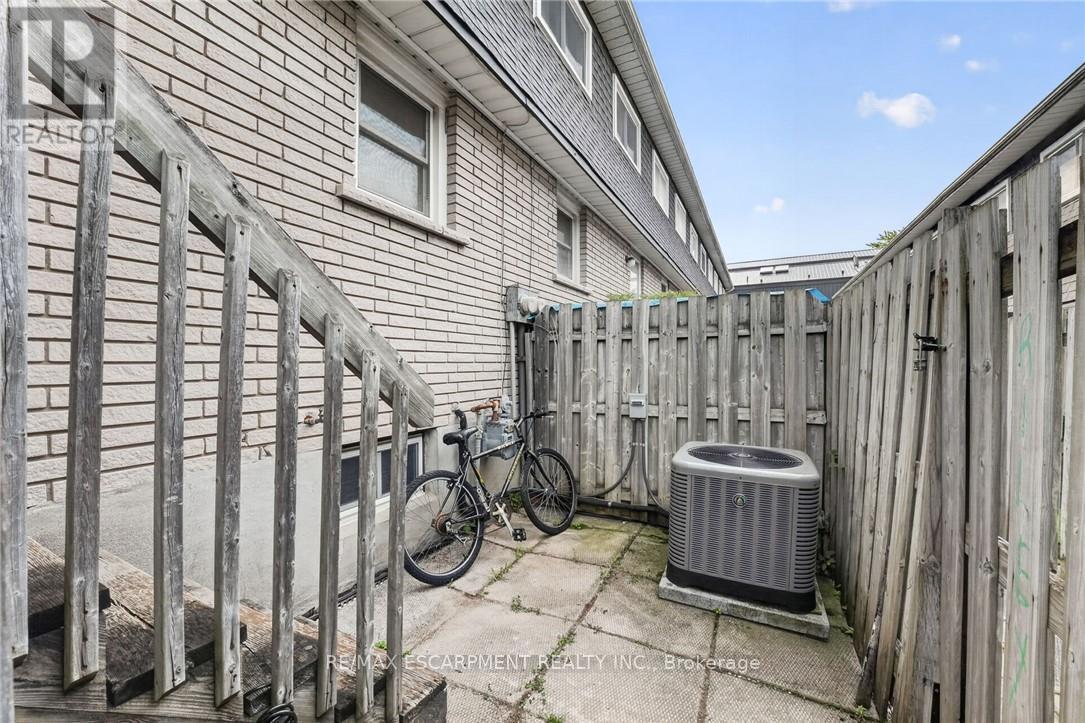 #6 156 ST CATHARINES STREET - 36