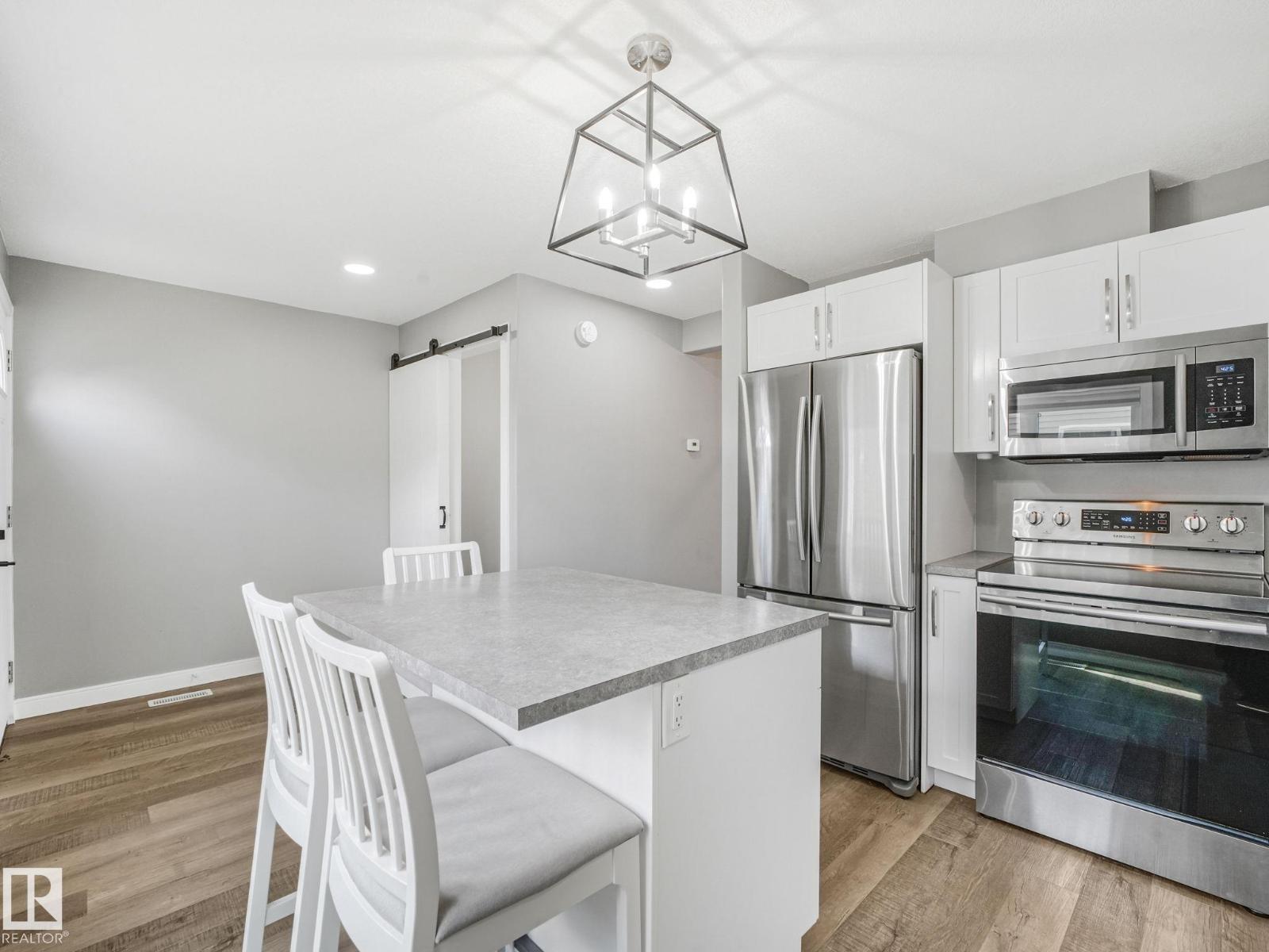 5421 22 AV NW - 15