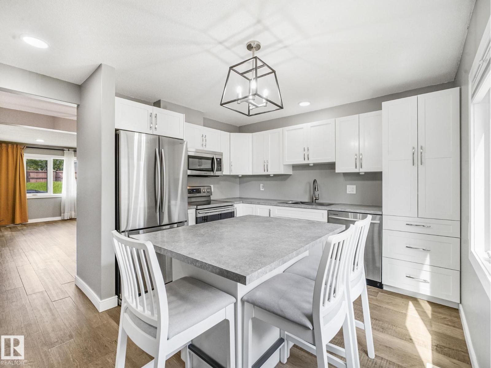 5421 22 AV NW - 16