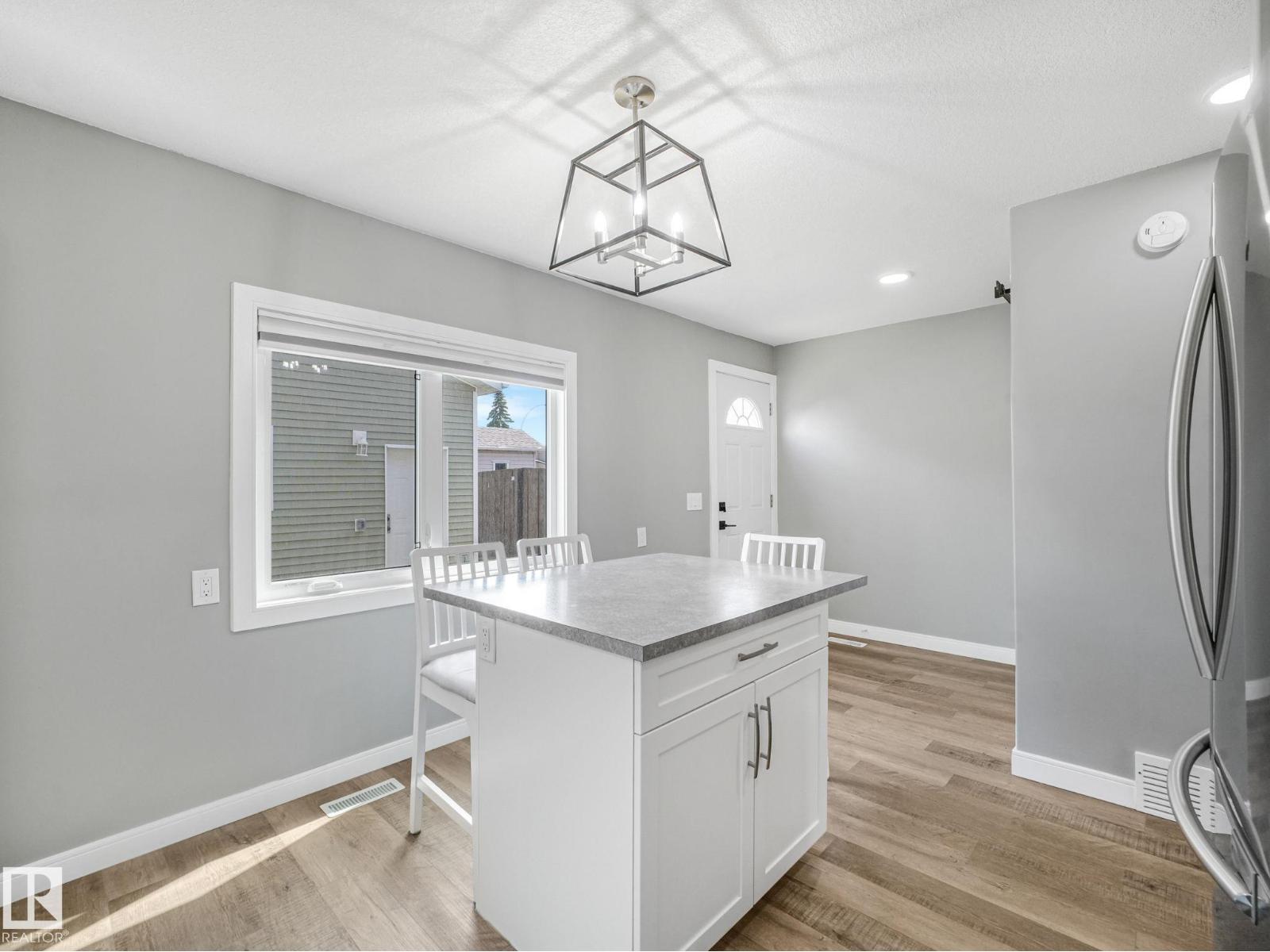 5421 22 AV NW - 22