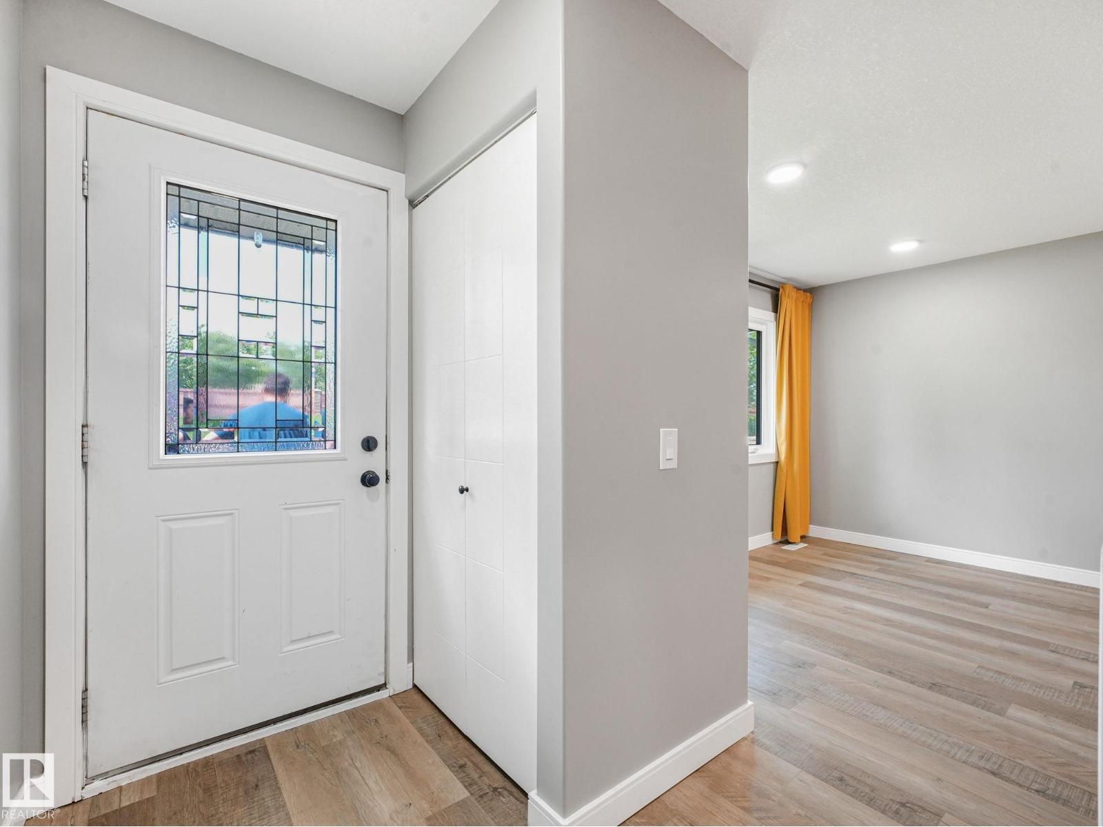 5421 22 AV NW - 4