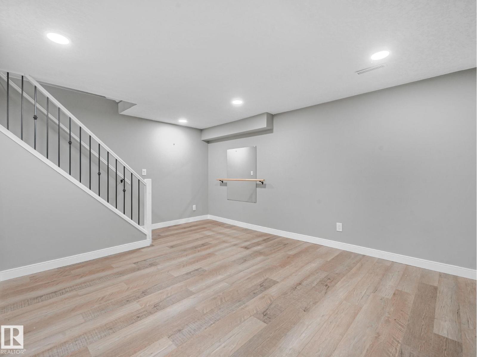 5421 22 AV NW - 42