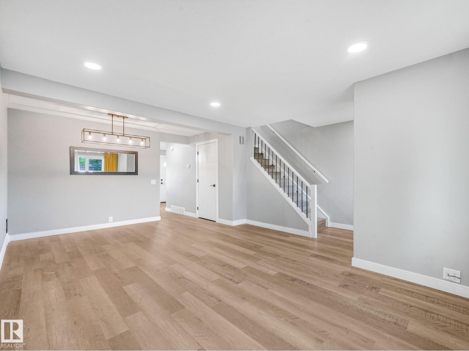 5421 22 AV NW - 7