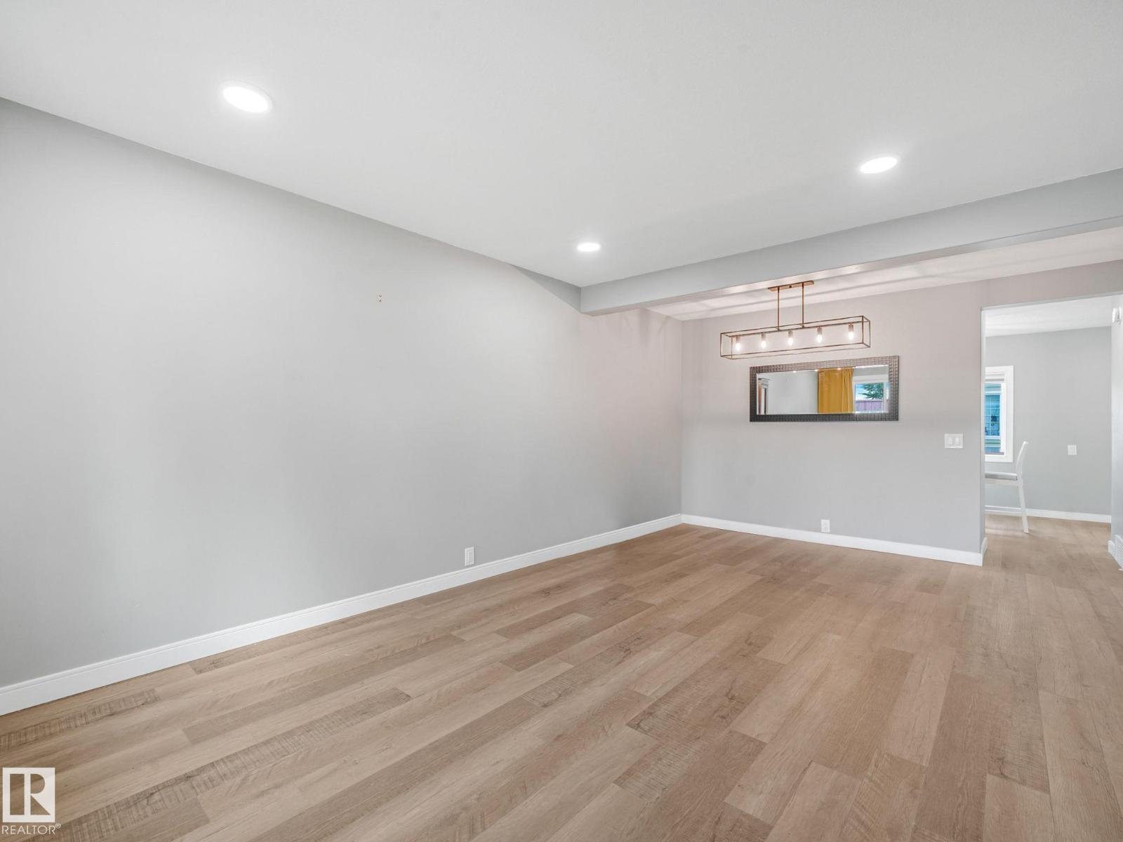 5421 22 AV NW - 8