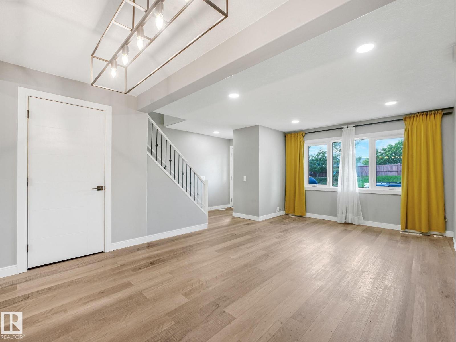 5421 22 AV NW - 9