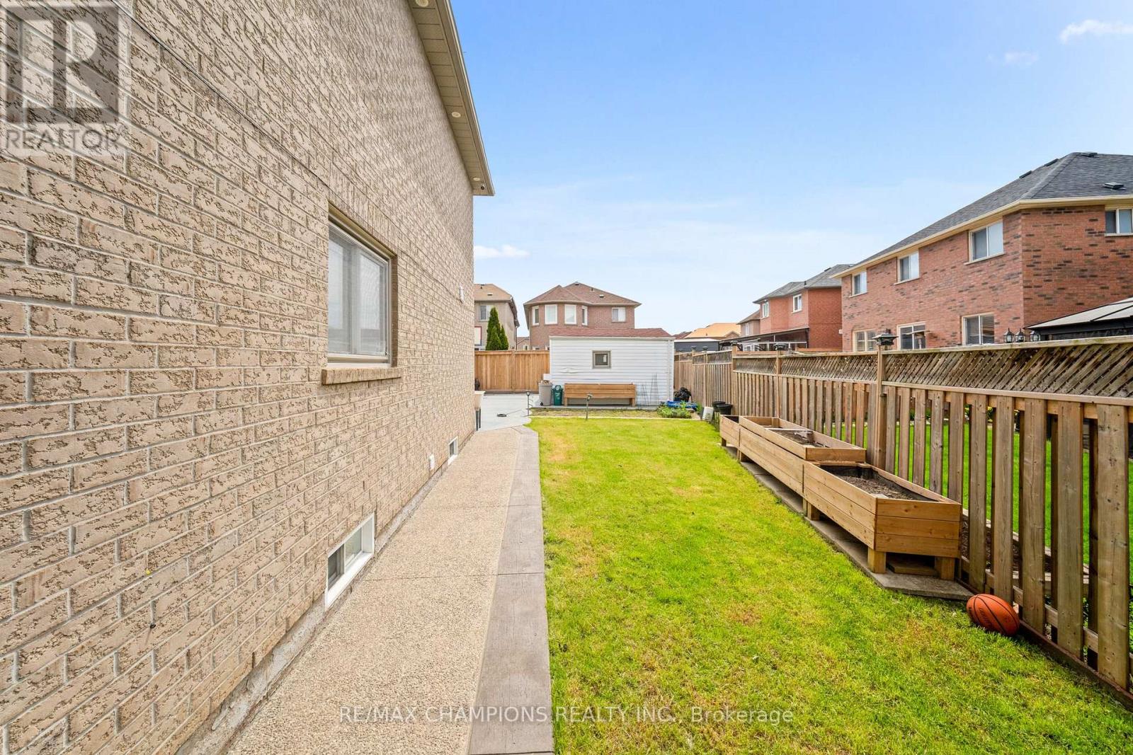 3 FIDDLENECK CRESCENT - 44