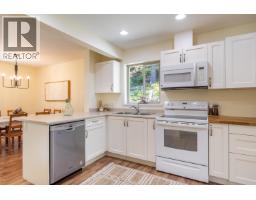 5823 Leaning Tree Road, Halfmoon Bay, BC V7Z1C2 Photo 7
