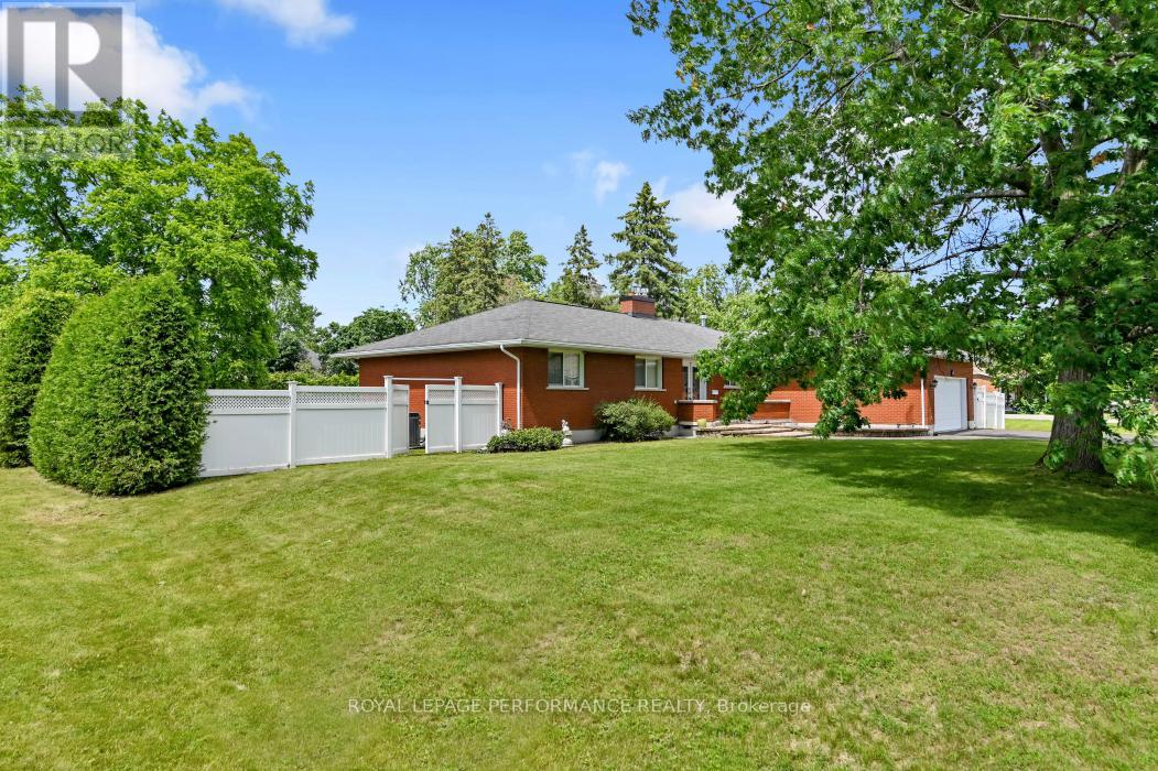 3 Bed, 2 Bath House for Sale in Ottawa – 23 ELMA STREET, Ottawa – MLS# X13498308 - Image 3