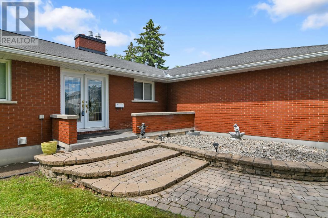 3 Bed, 2 Bath House for Sale in Ottawa – 23 ELMA STREET, Ottawa – MLS# X13498308 - Image 4
