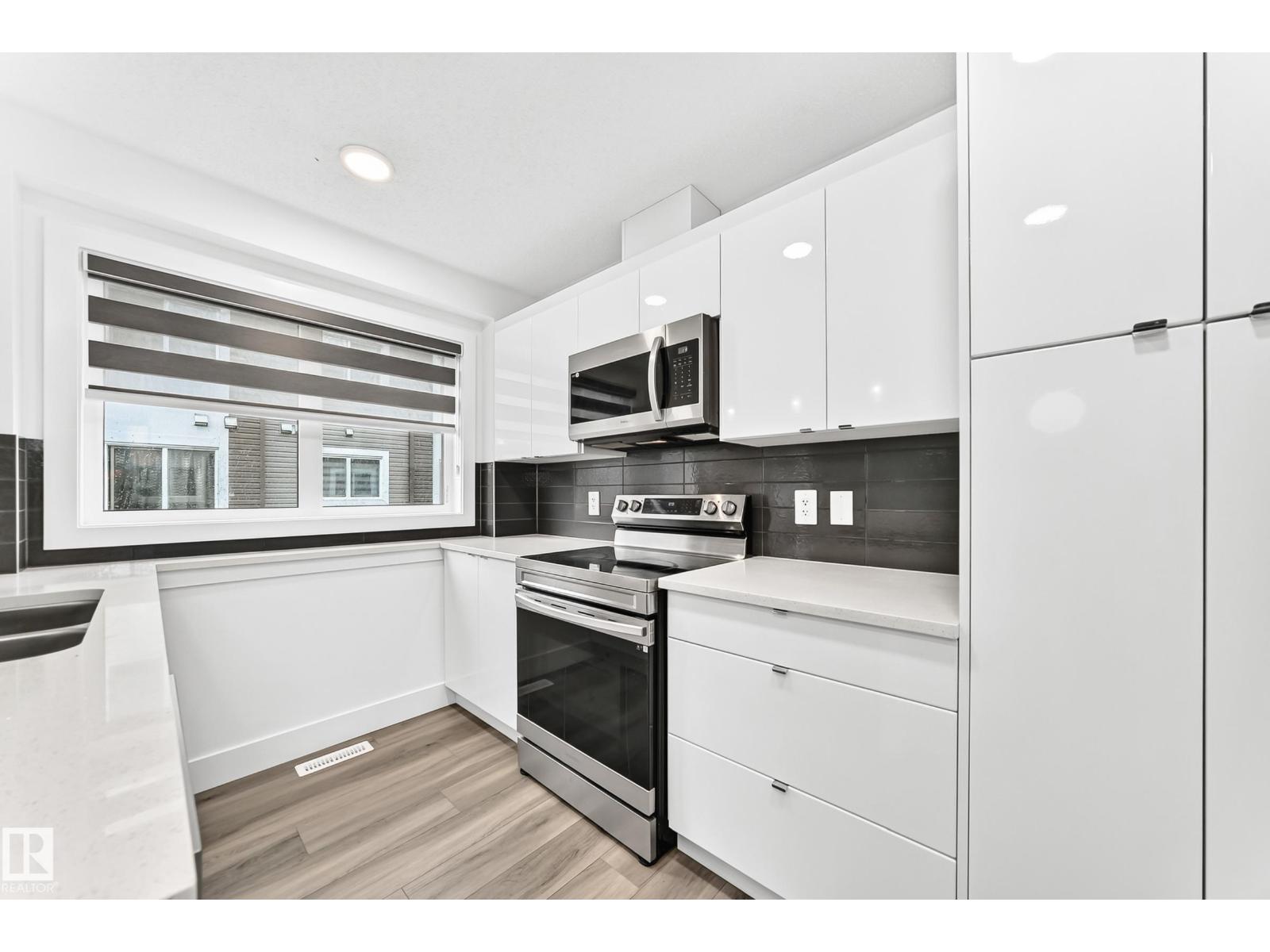#17 4137 76 ST NW - 10