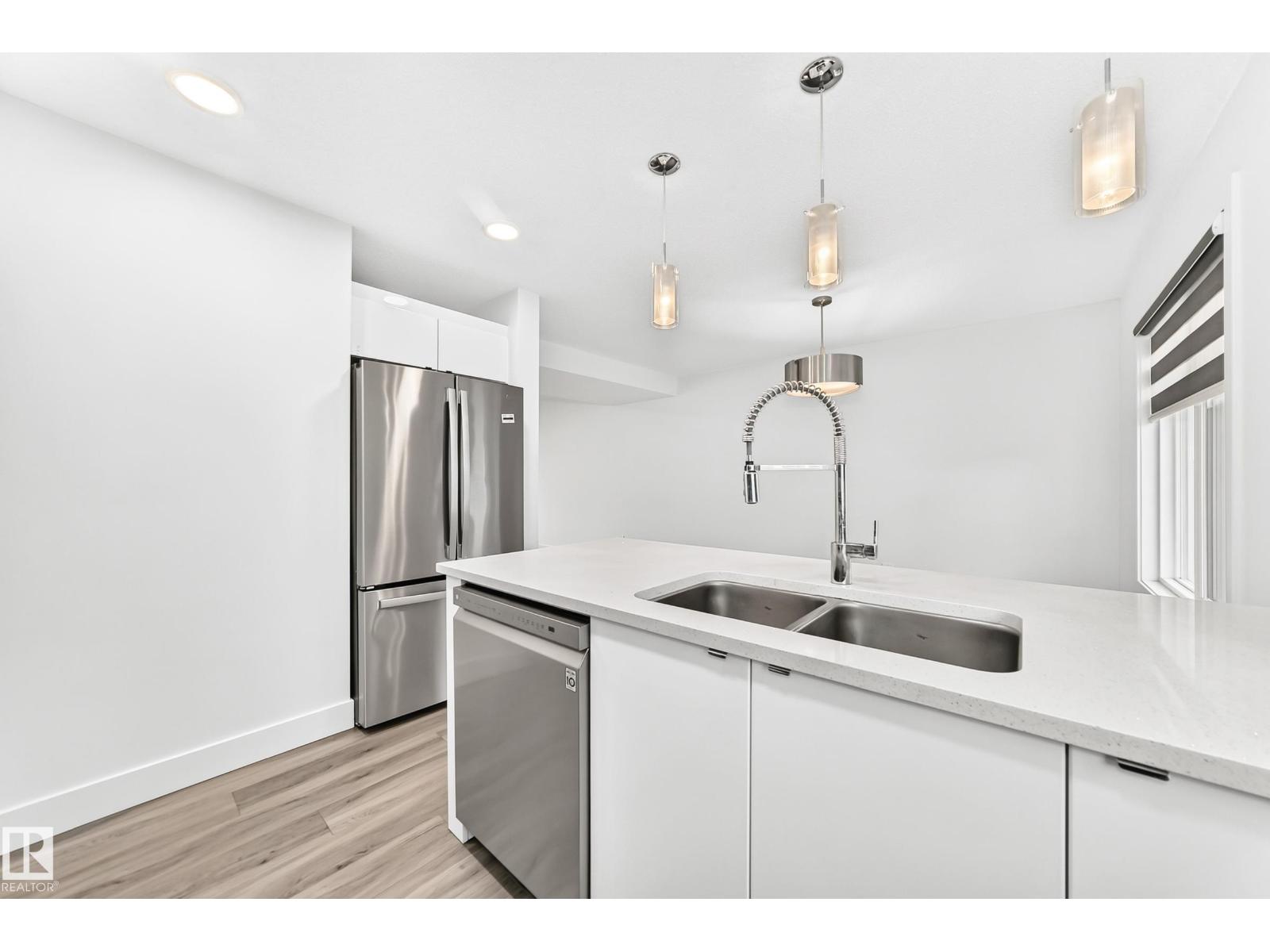 #17 4137 76 ST NW - 12