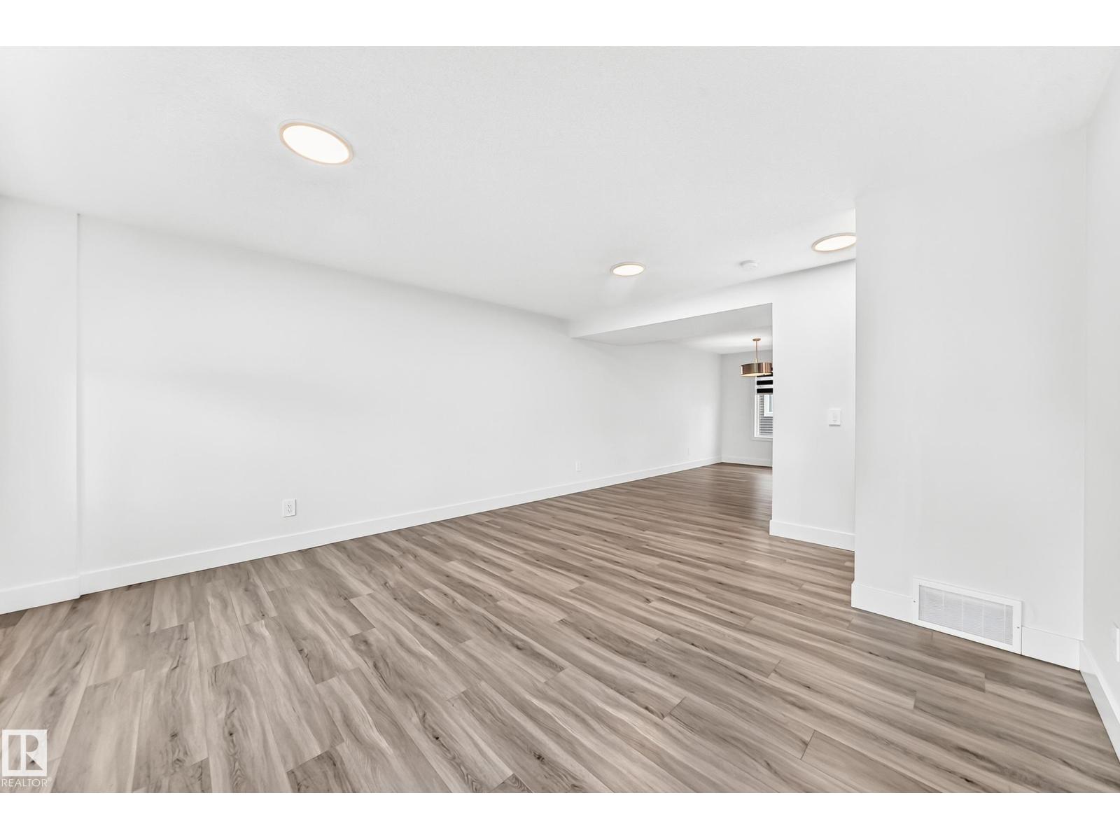 #17 4137 76 ST NW - 15