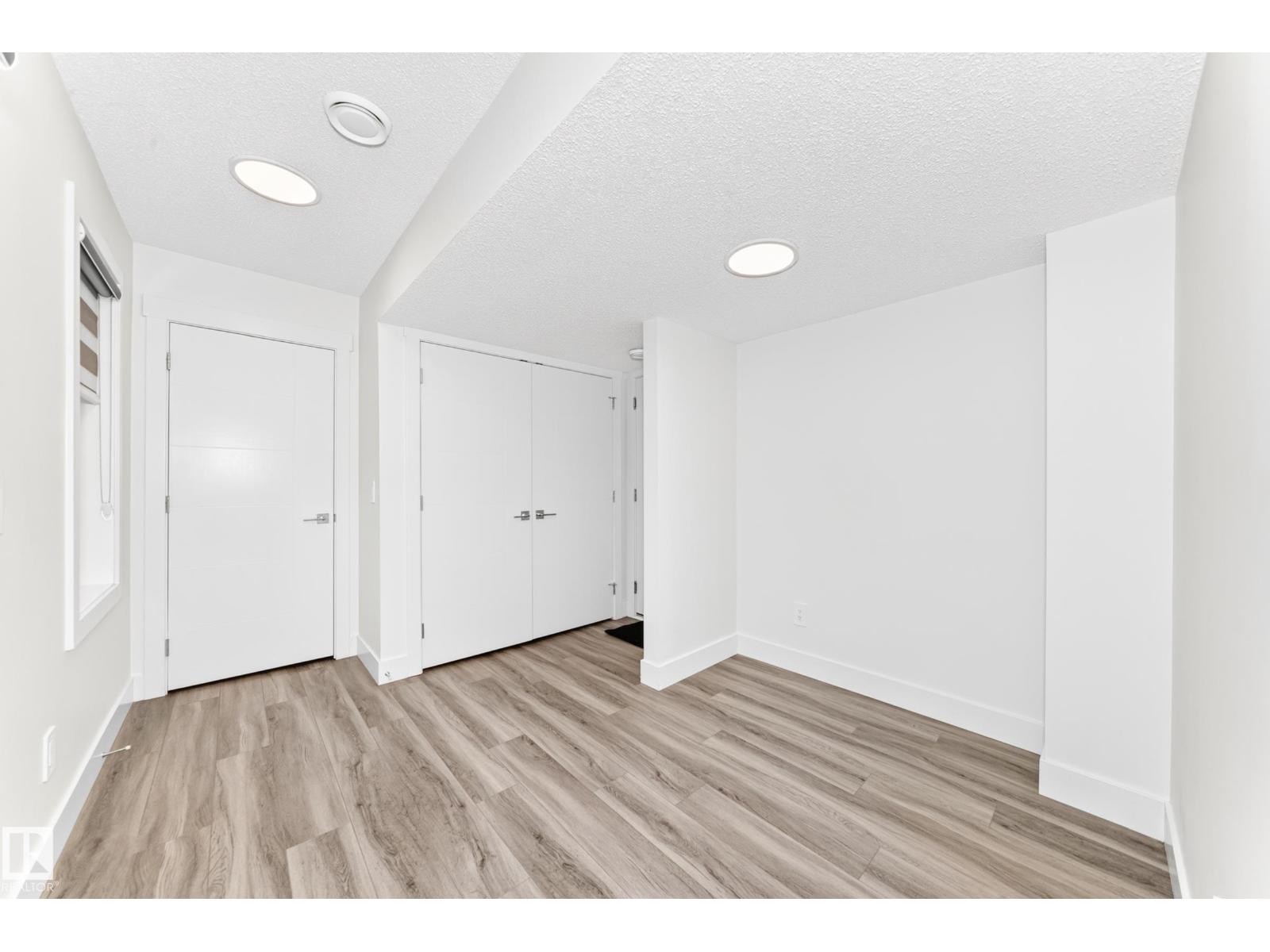 #17 4137 76 ST NW - 33
