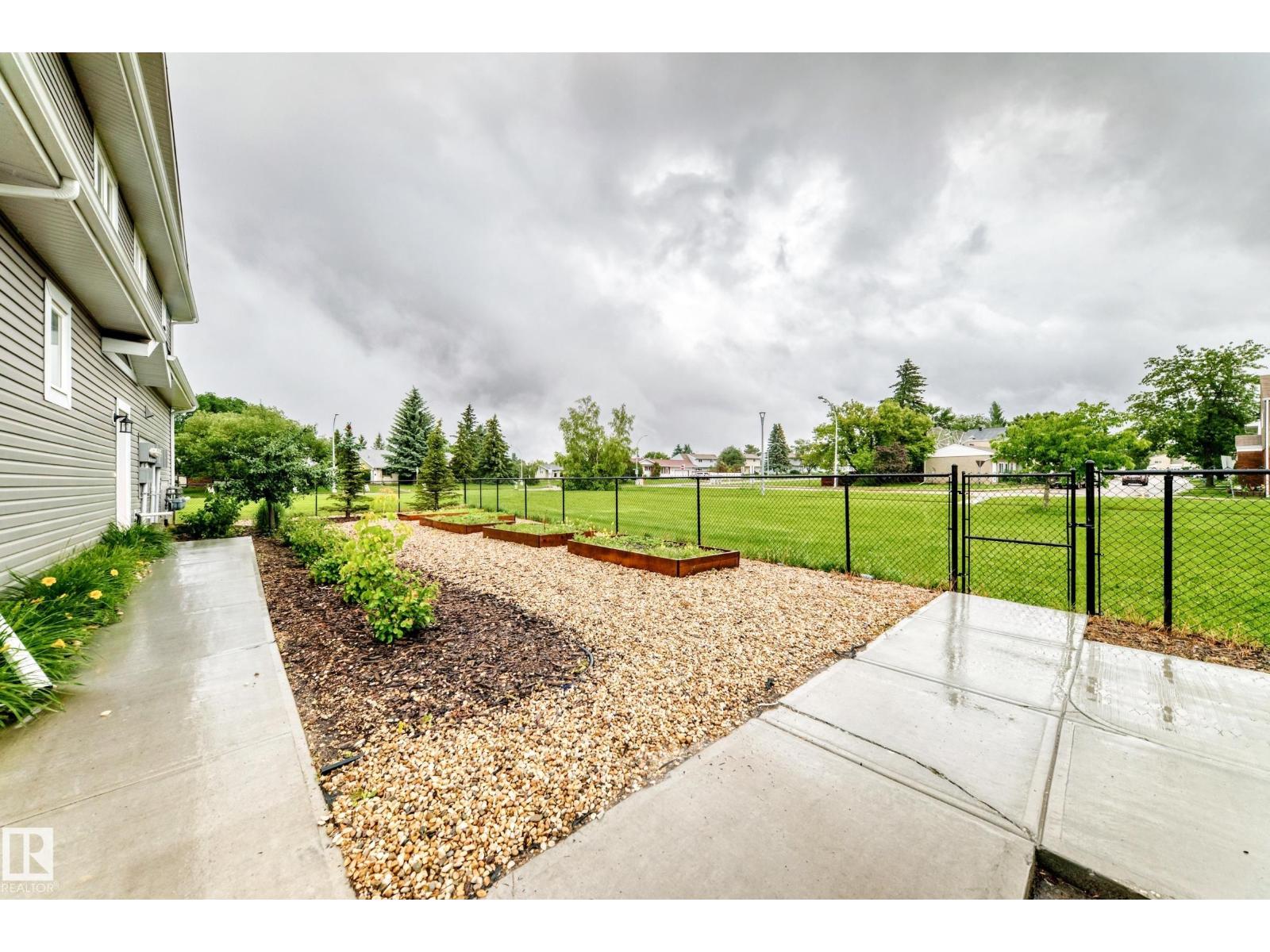 #17 4137 76 ST NW - 43