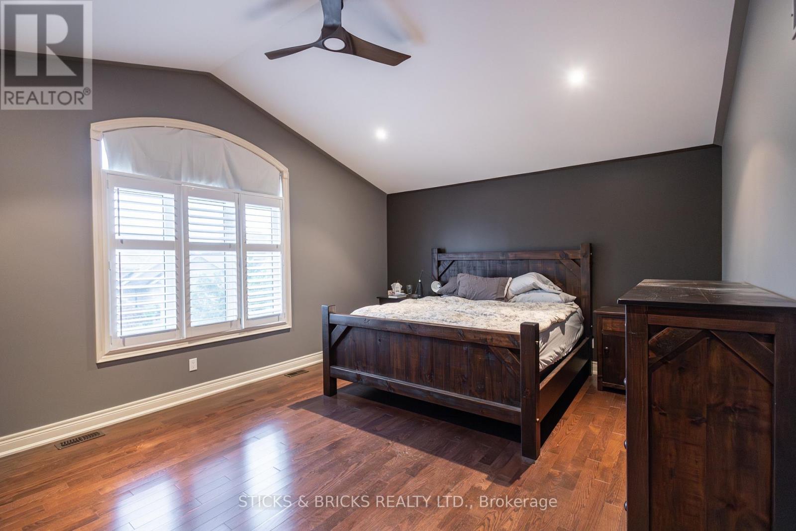 6415 CHRISTOPHER CRESCENT - 19