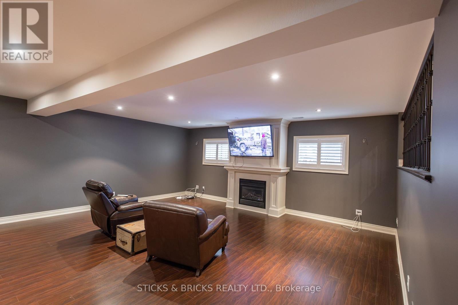 6415 CHRISTOPHER CRESCENT - 13