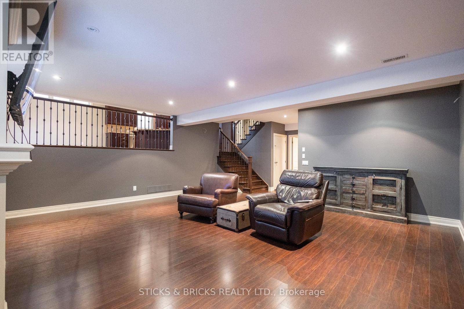 6415 CHRISTOPHER CRESCENT - 11