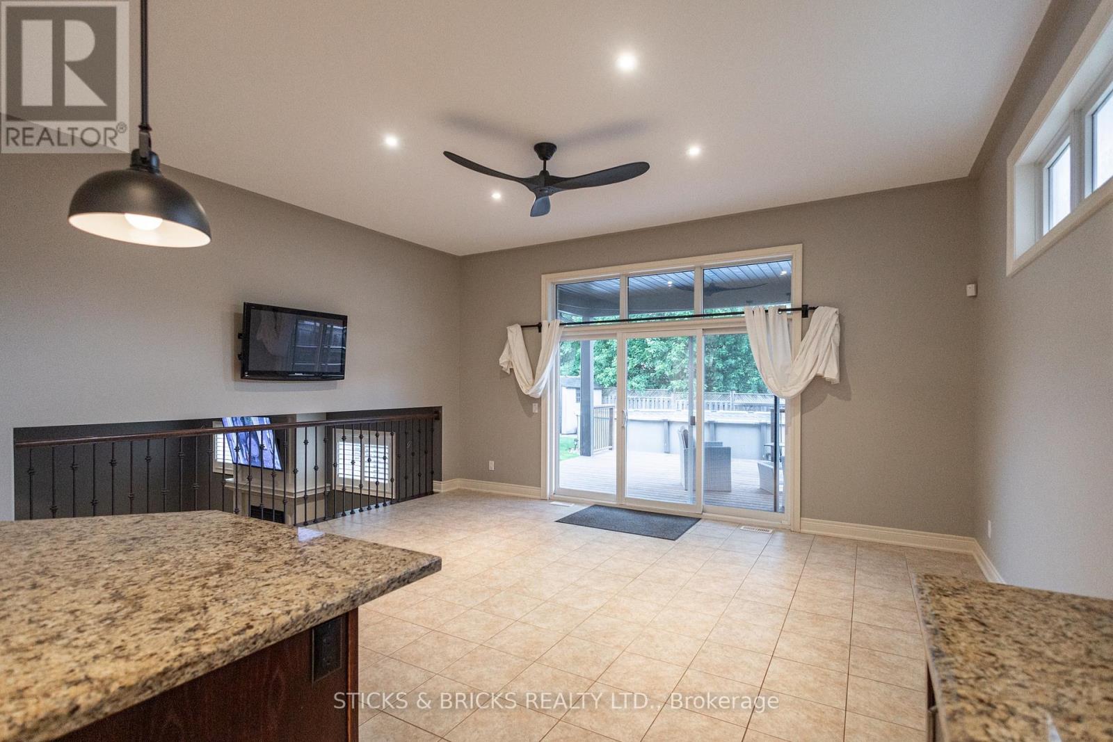 6415 CHRISTOPHER CRESCENT - 10