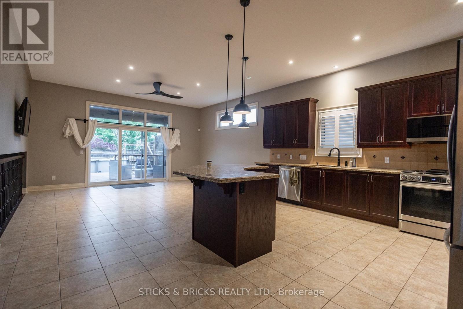6415 CHRISTOPHER CRESCENT - 9
