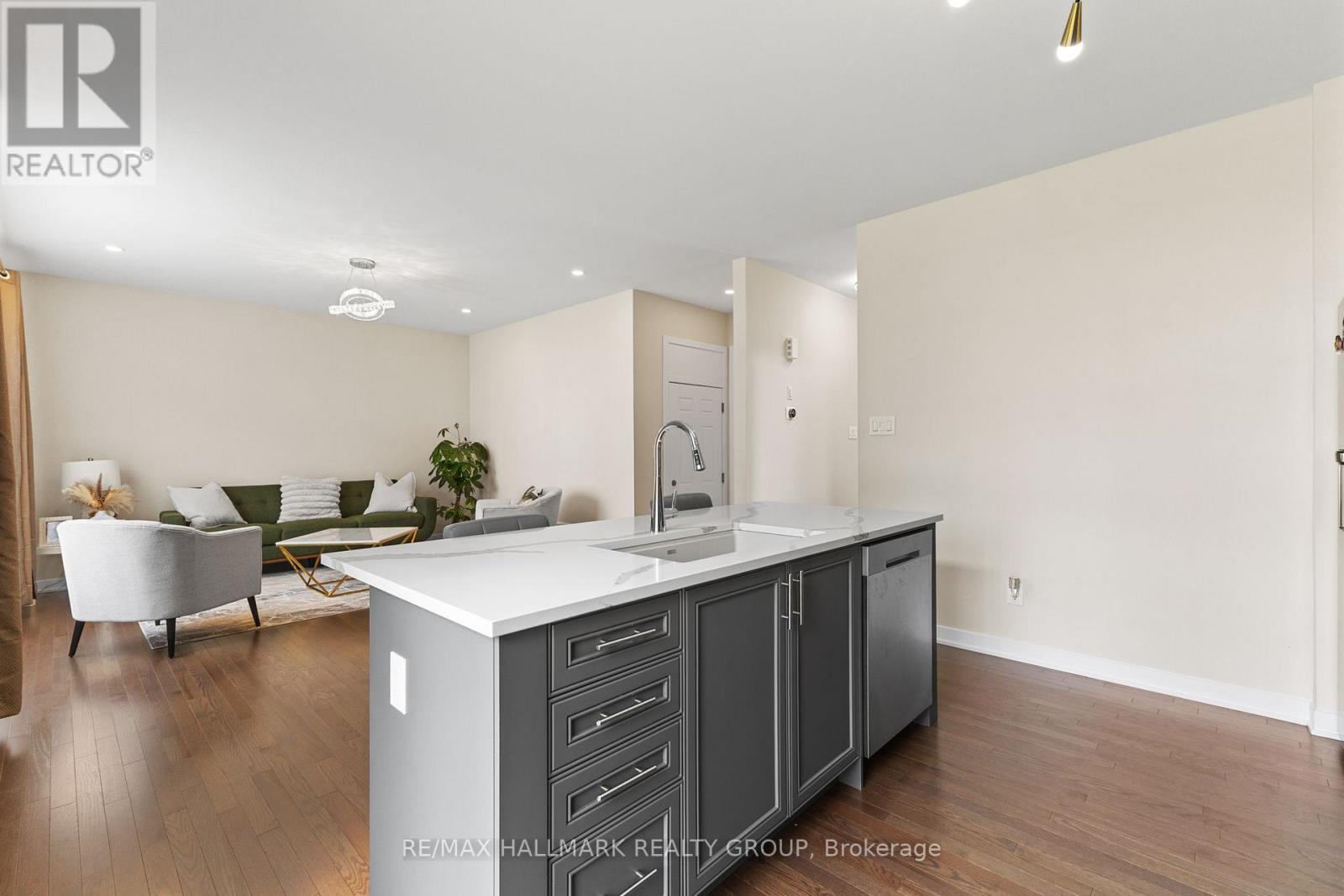 3 Bed, 3 Bath House for Sale in Ottawa – 360 PENINSULA ROAD, Ottawa – MLS# X13498372 - Image 11