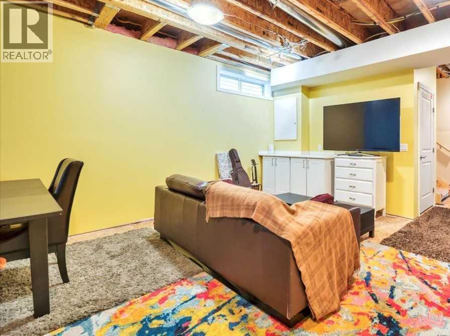 8 Sunset Square - 32