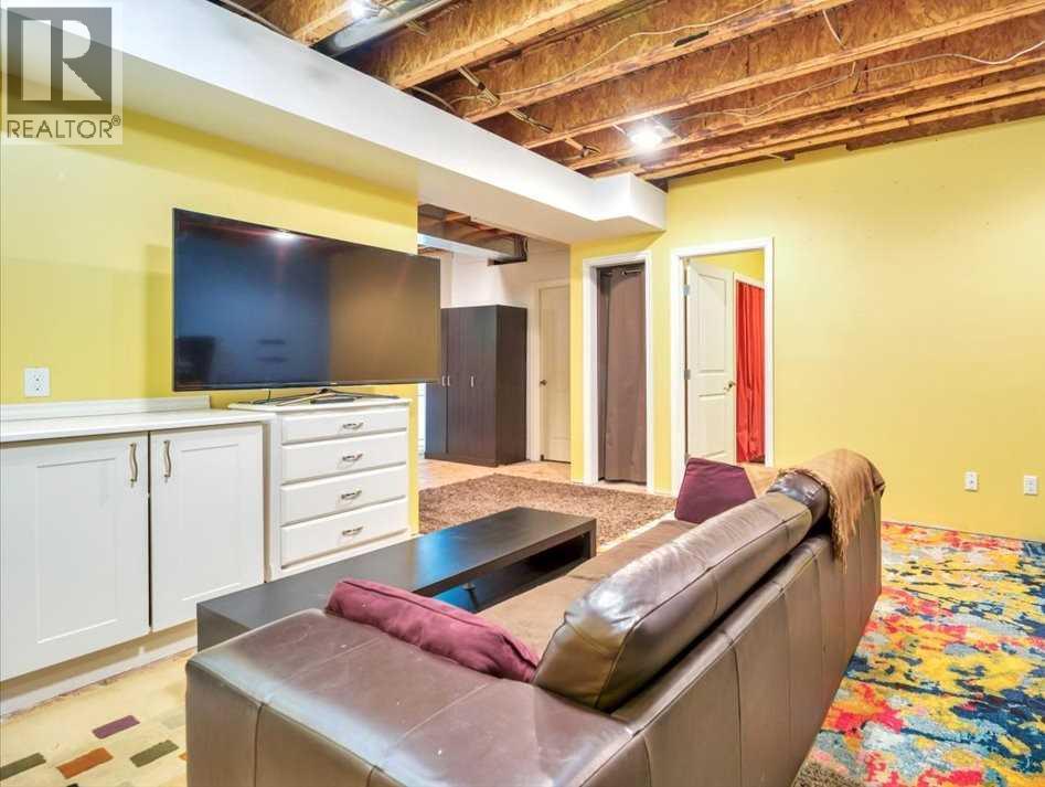 8 Sunset Square - 33