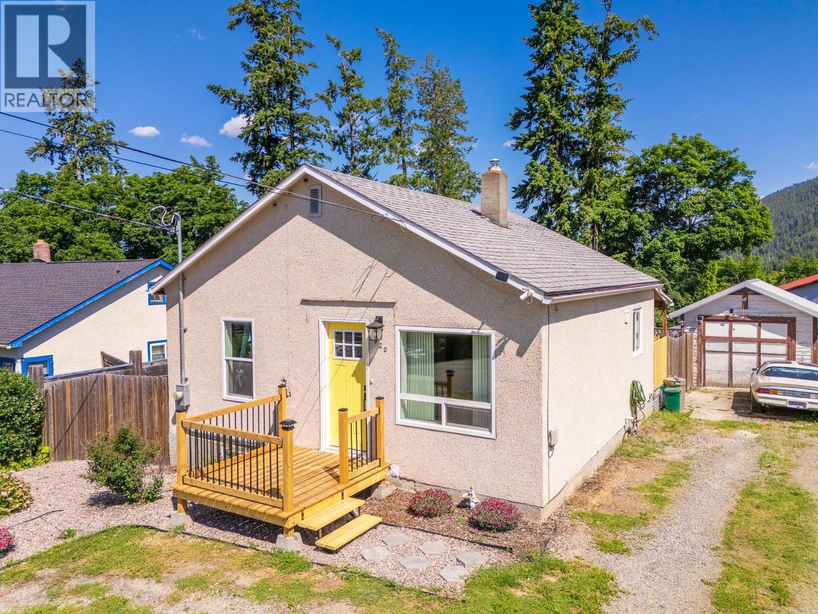 820 IBBITSON Street - 1
