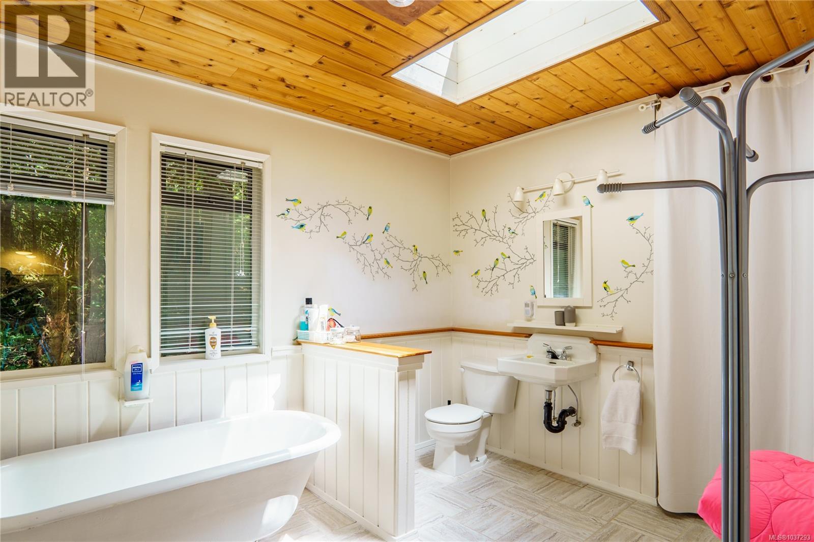 1334 Chesterman Beach Rd - 9