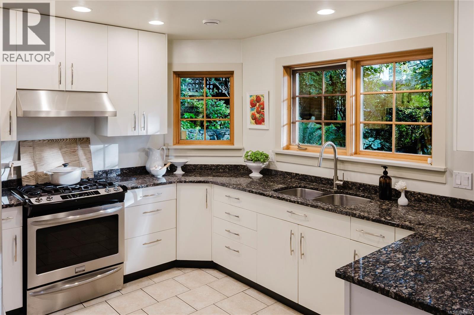 586 Island Rd - 9