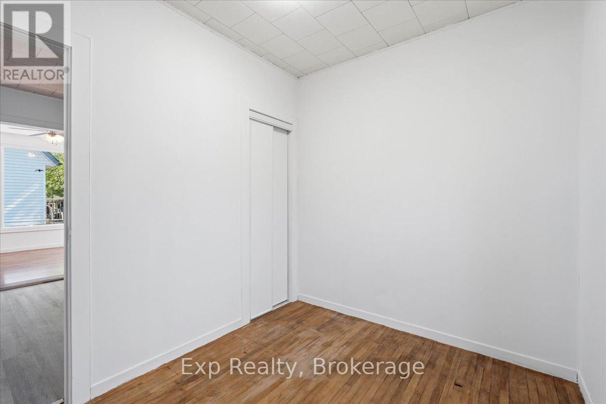 34 LEONARD AVENUE - 14