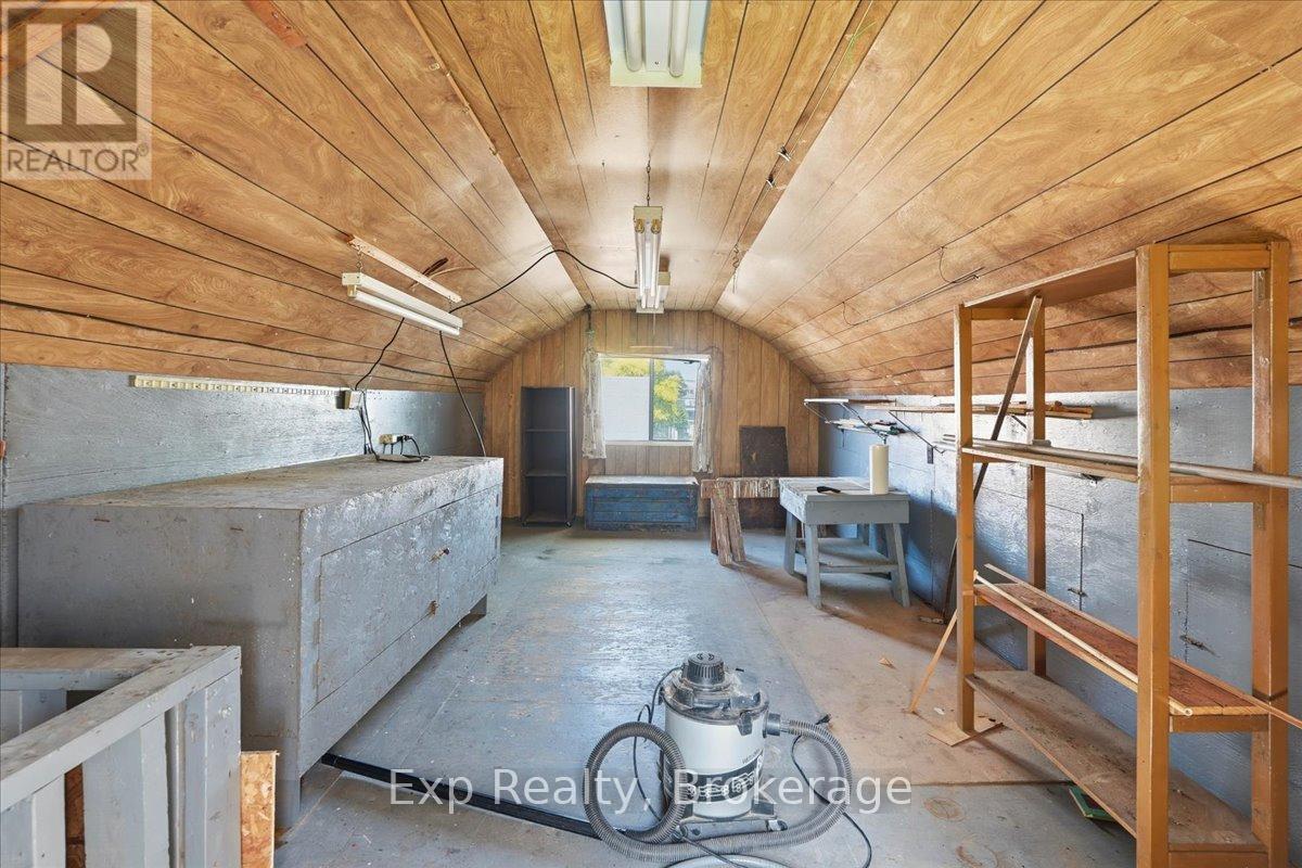 34 LEONARD AVENUE - 21