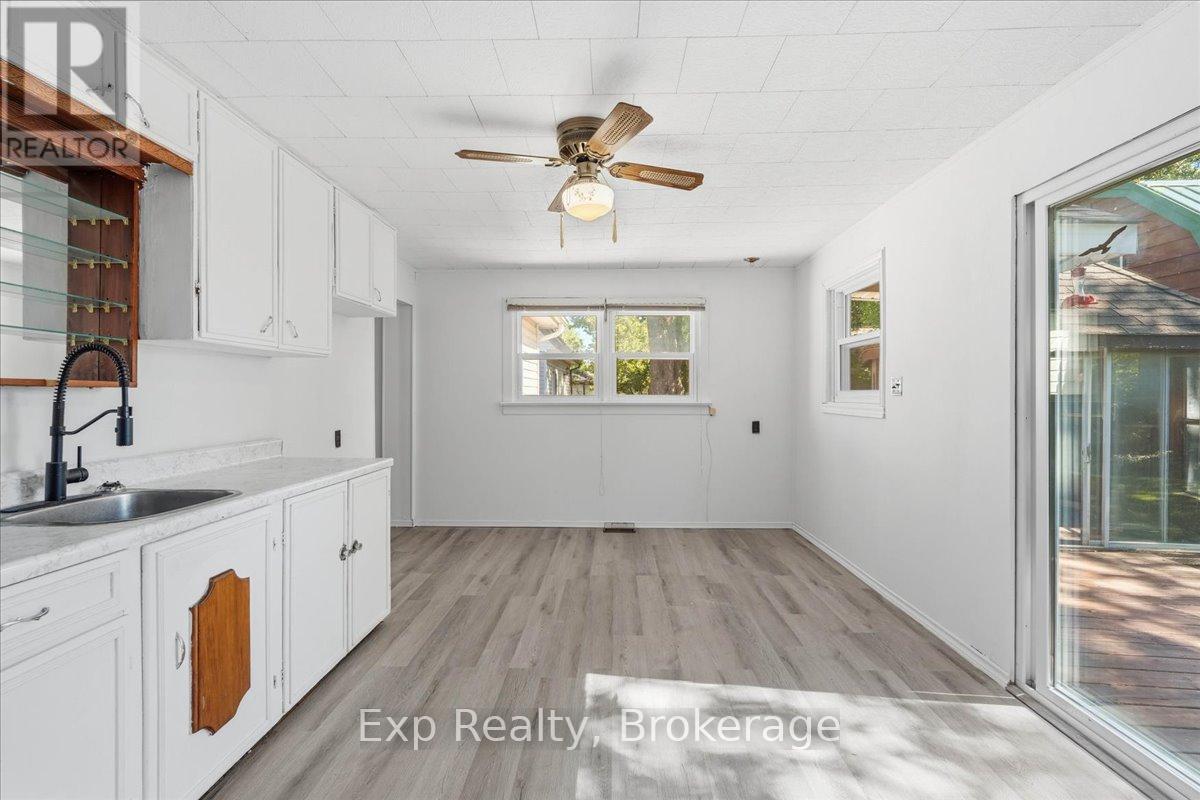 34 LEONARD AVENUE - 18