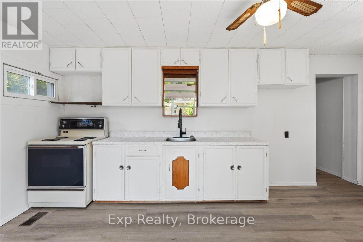 34 LEONARD AVENUE - 16