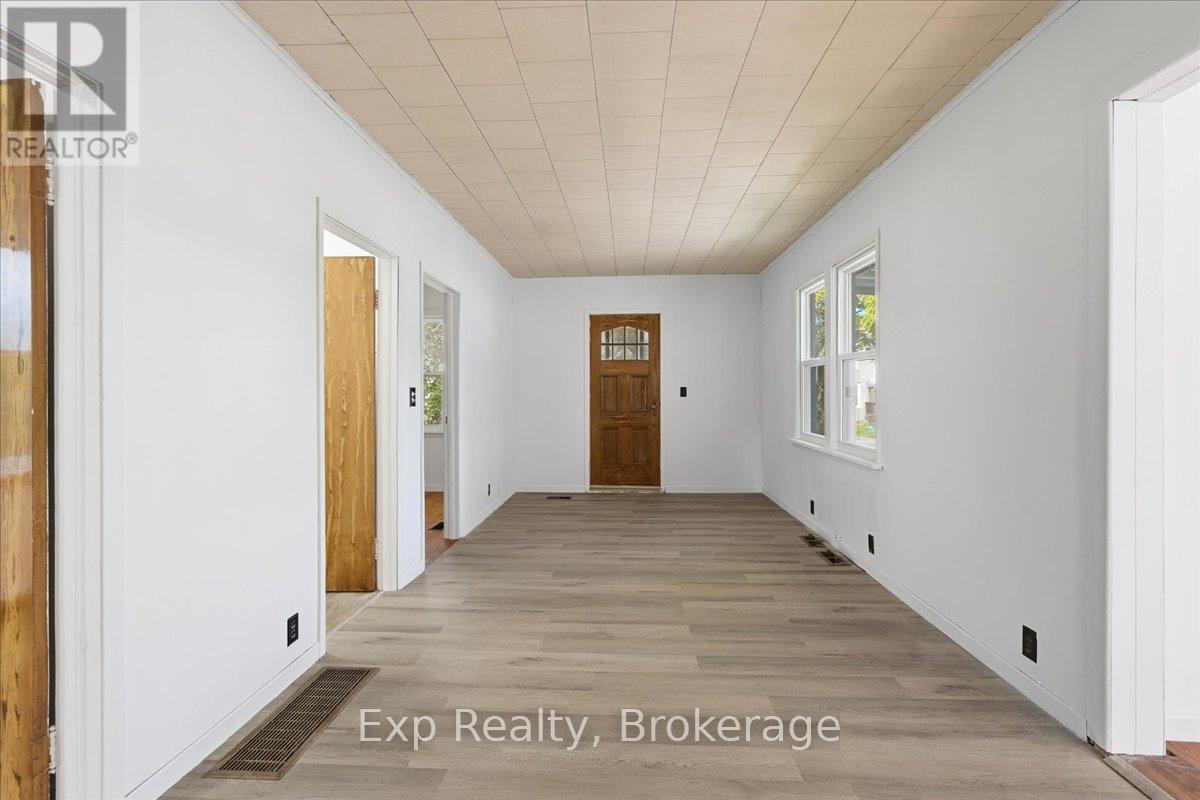 34 LEONARD AVENUE - 8
