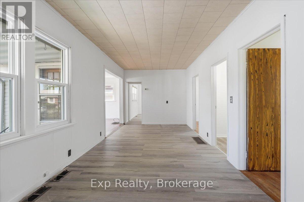 34 LEONARD AVENUE - 10