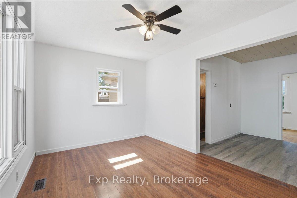 34 LEONARD AVENUE - 4