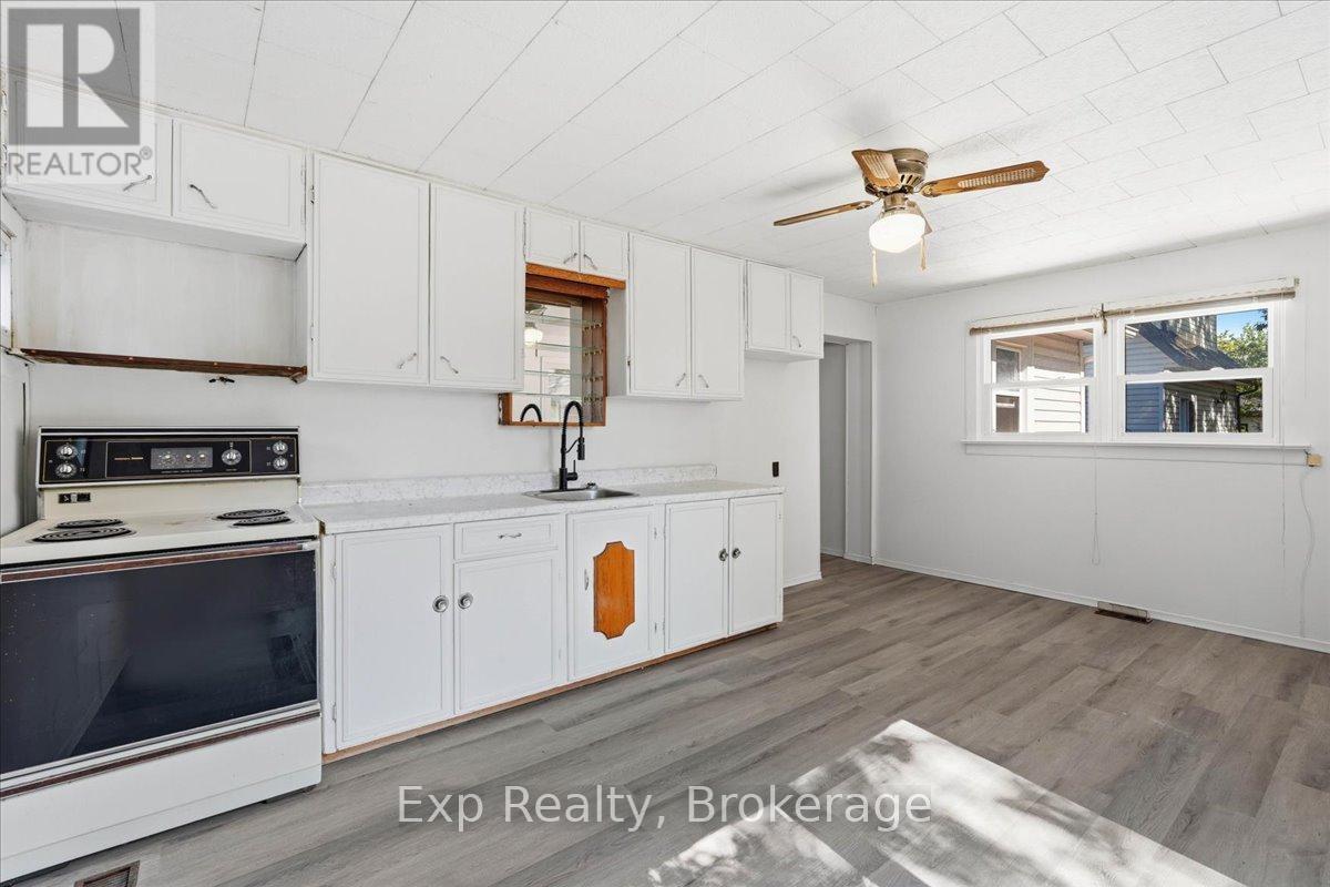 34 LEONARD AVENUE - 17